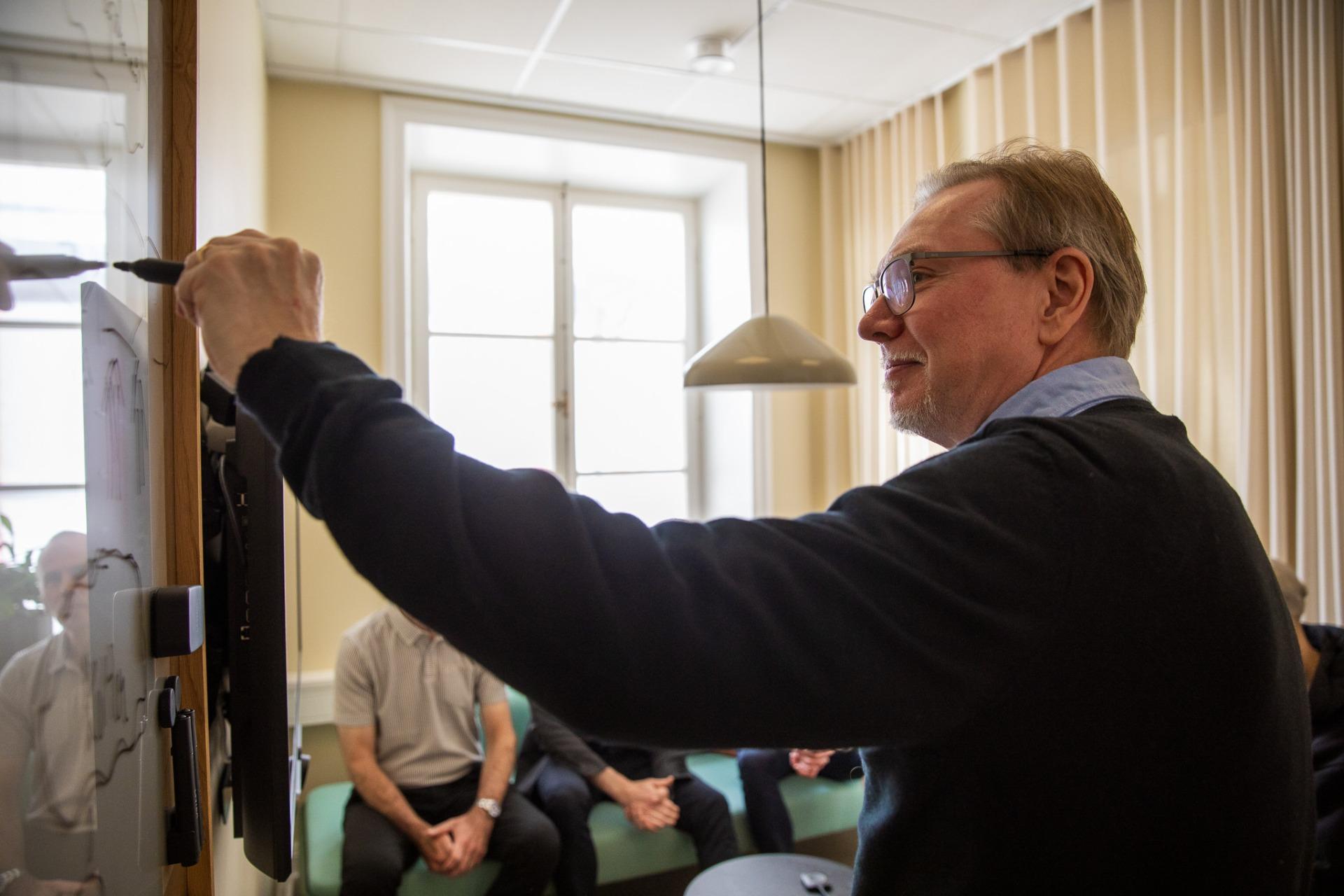 Fredrik Ölund skriver på en whiteboard