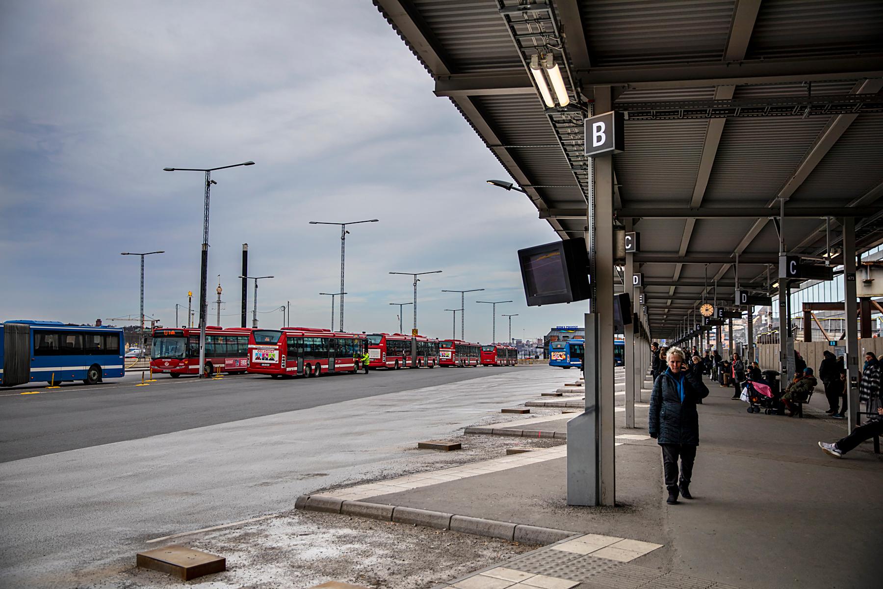 människor på busstationen