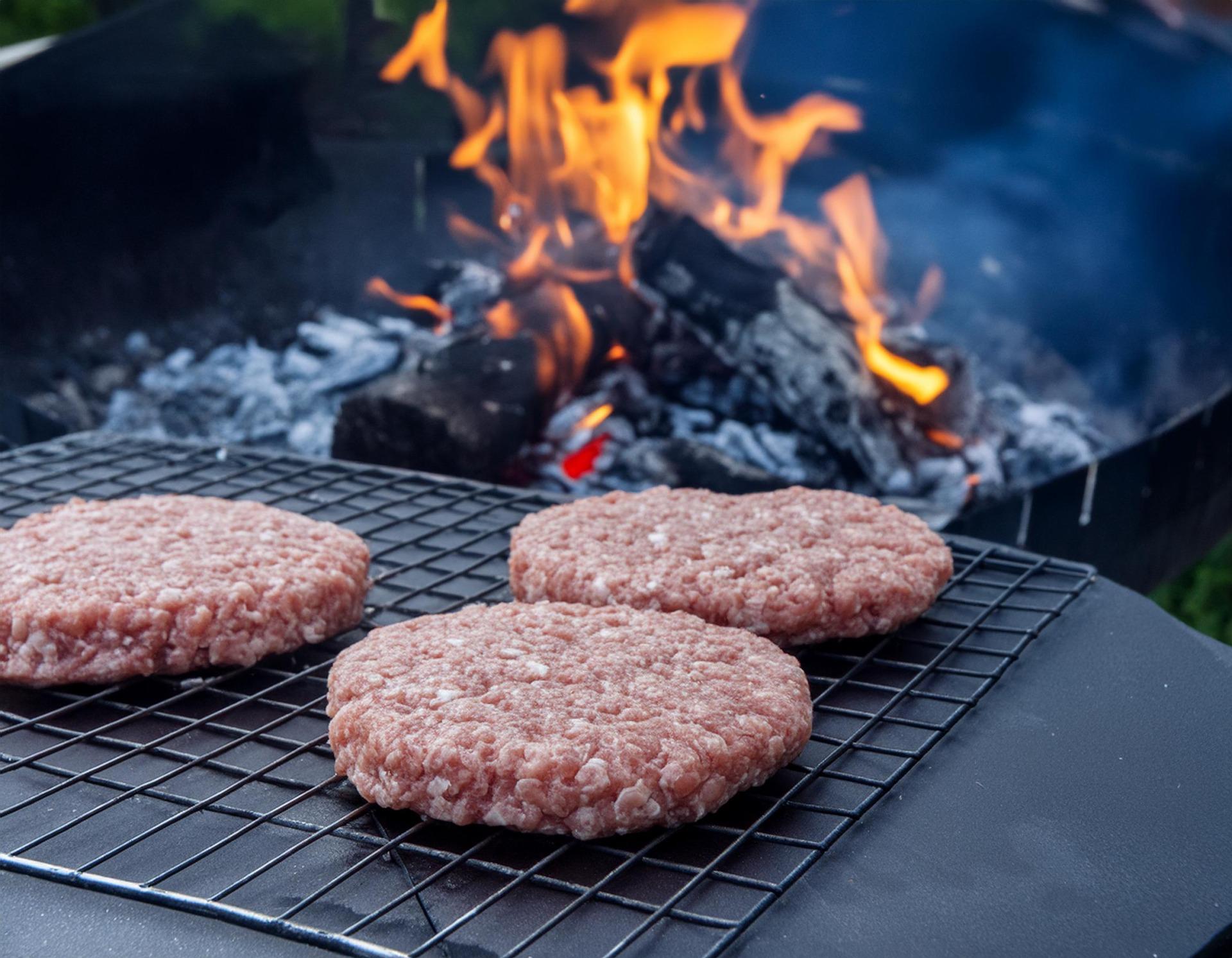 köttfärs bredvid grillen